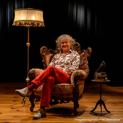 Erik in de ere-theaterstoel
