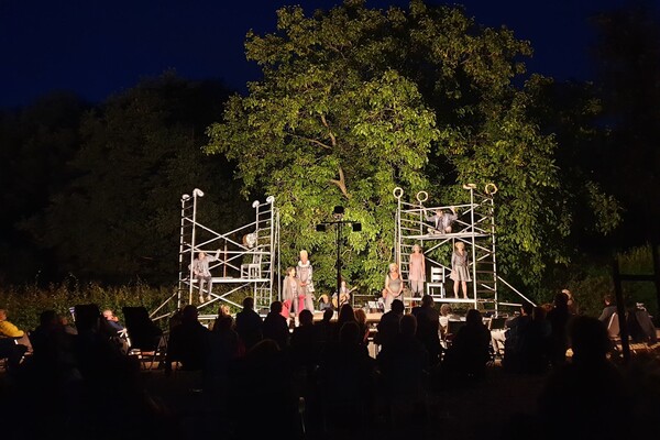 Buiten theater - Onder de walnotenboom