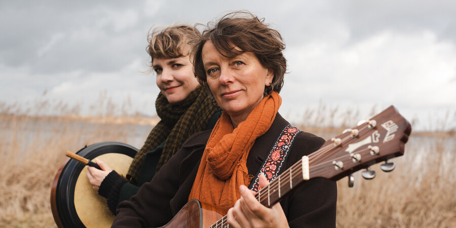 The Lasses, folkduo , foto Roosemarijn Broersen